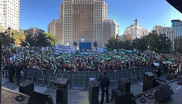 Miles de extremeños rebosan la Plaza de España de Madrid por un tren digno