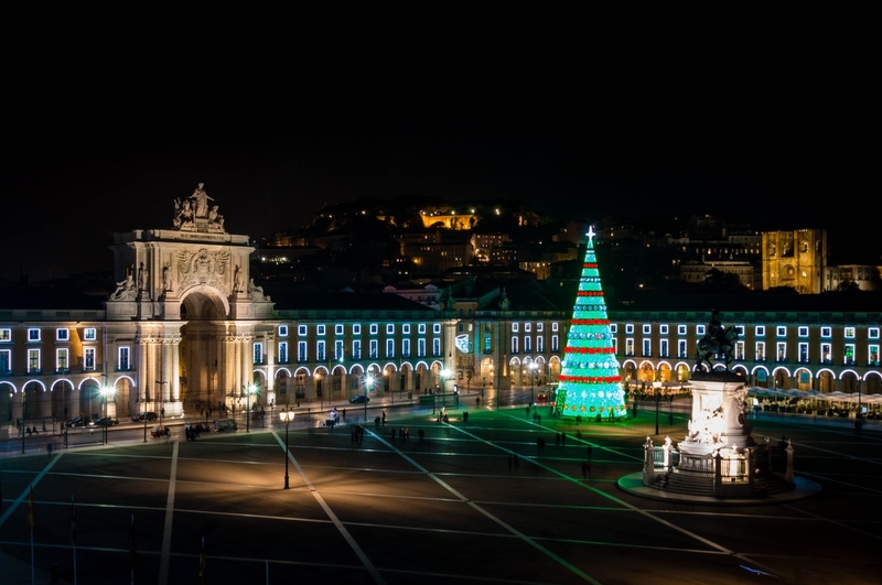 Luces, escaparates y una gran decoración adornan las calles de Lisboa en Navidad