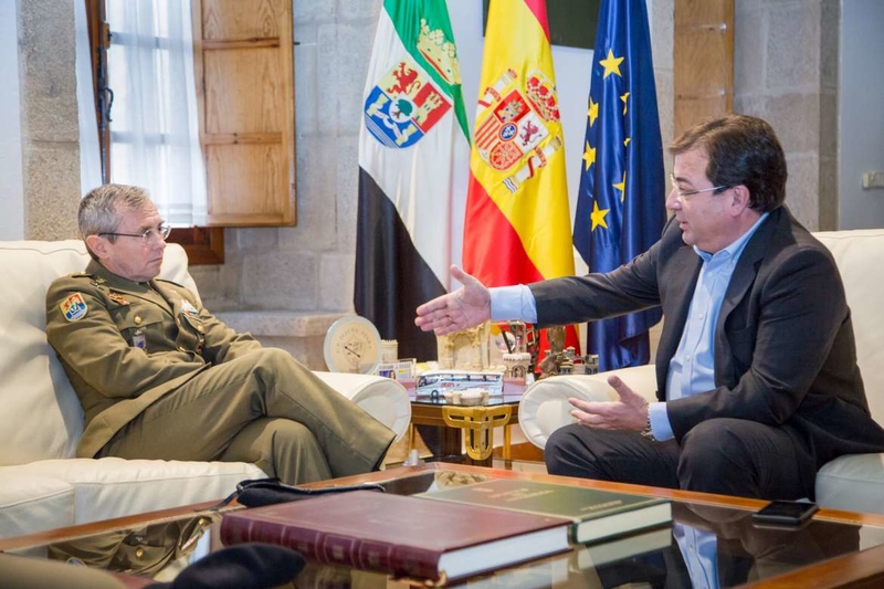El presidente de la Junta de Extremadura recibió al general Francisco Dacoba, que se despide al frente de la Brigada Extremadura XI