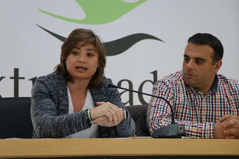 La directora general de Deportes presenta las mejoras de la Piscina Climatizada del Centro de Tecnificación Nacional de Cáceres