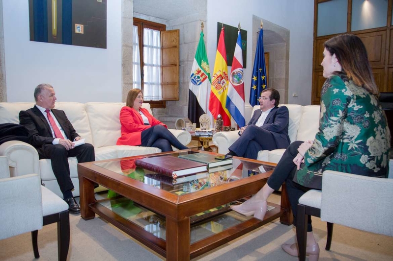 El presidente de la Junta de Extremadura recibe a la embajadora de Costa Rica en España