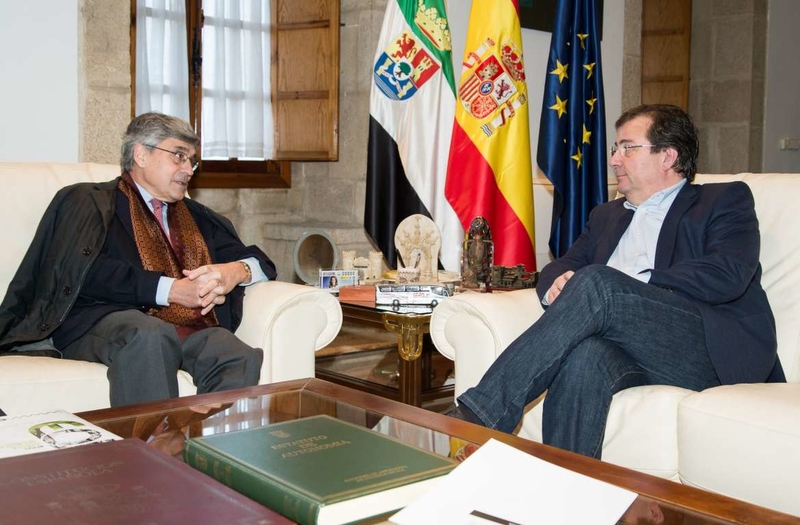 Fernández Vara recibe al director general de la Escuela de Organización Industrial