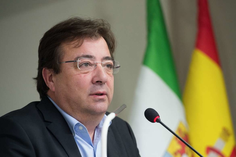 El presidente extremeño valora la importancia de la profesión veterinaria para el control sanitario de los alimentos