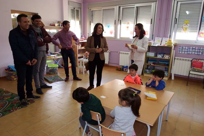 Esther Gutiérrez visita las obras educativas hechas recientemente en Holguera, Riolobos y Mirabel