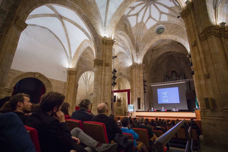 Fernández Vara subraya la influencia de la arquitectura en nuestro modo de vida