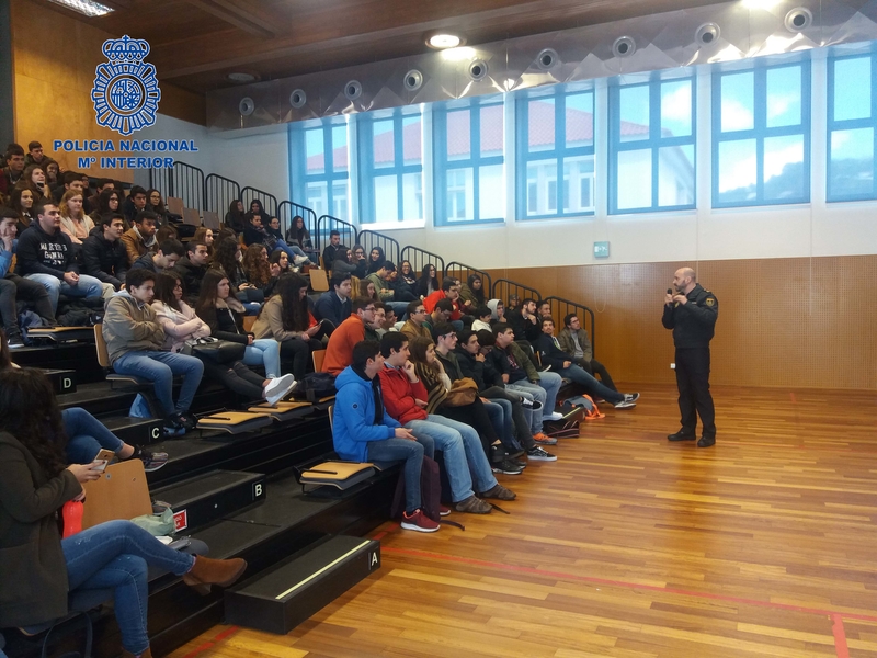 Agentes de la Policía Nacional de Cáceres y Badajoz imparten charlas a alumnos portugueses 