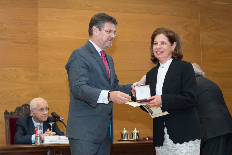 La vicepresidenta recibe la Cruz de Honor de la Orden de San Raimundo de Peñafort