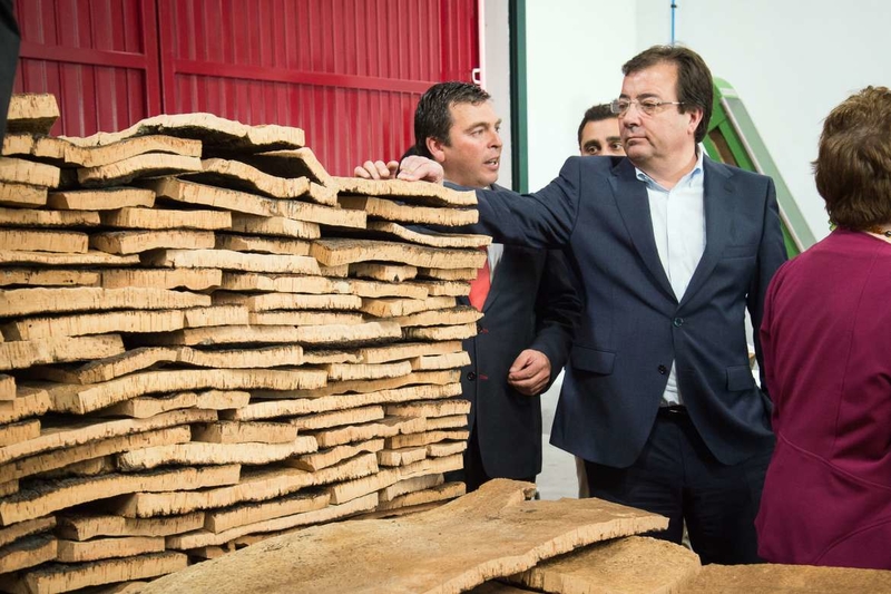 Fernández Vara sitúa al sector del corcho como ejemplo de economía verde y circular