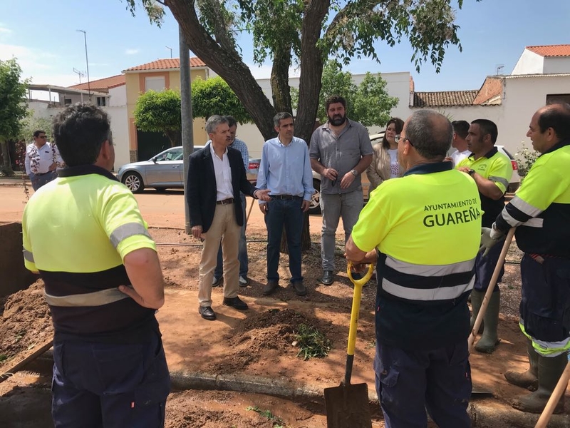 José Luis Navarro visita Guareña para comprobar sobre el terreno los daños producidos por las tormentas de la tarde de ayer