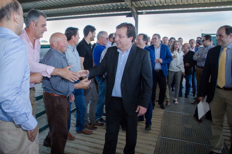 Fernández Vara apuesta por el cooperativismo para seguir creciendo en el sector bovino