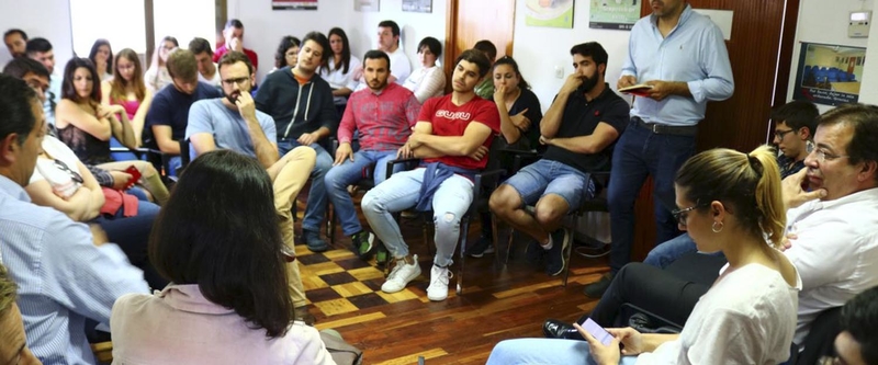 Fernández Vara invita a los jóvenes a aportar a la política su conciencia crítica