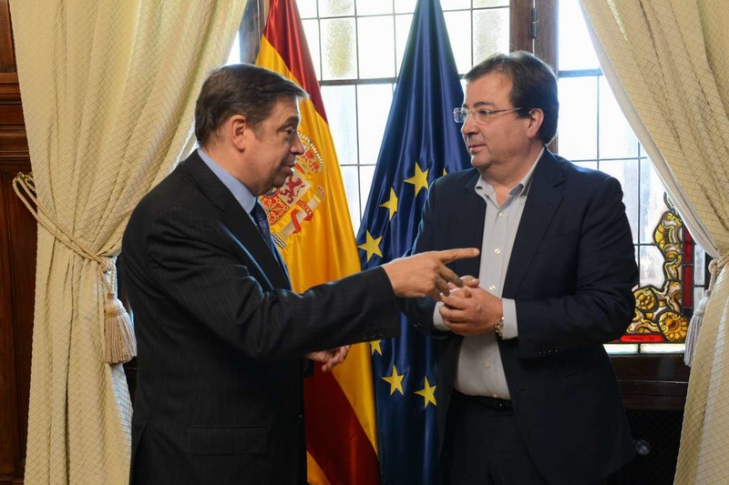 Fernández Vara reclama el apoyo del Gobierno para fortalecer las políticas y proyectos del sector agrario en Extremadura