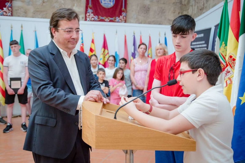 El presidente extremeño recibe a alumnos irlandeses y españoles en su visita a Mérida 