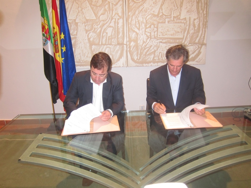 La Junta y Acciona firman un protocolo para hacer de Extremadura un 