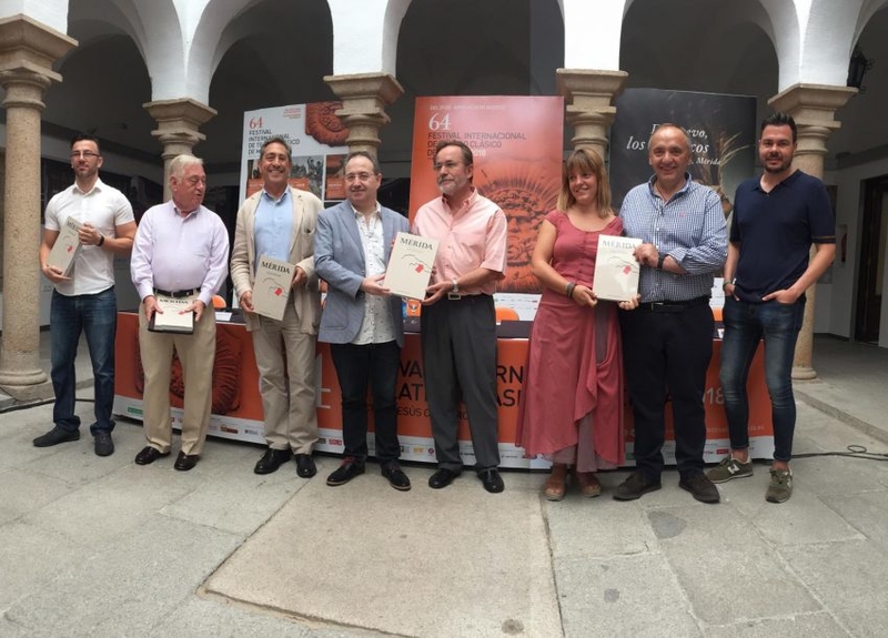 Un libro recoge las capas de historia arquitectónica del teatro romano de Mérida