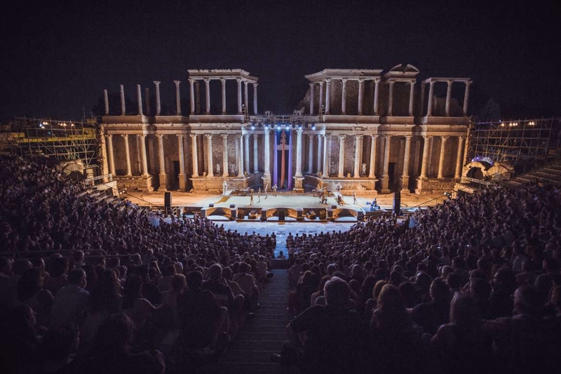 El presidente de la Junta asiste al estreno de Hipólito en el Teatro Romano de Mérida