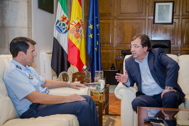 Fernández Vara recibe al nuevo delegado de Defensa en Extremadura