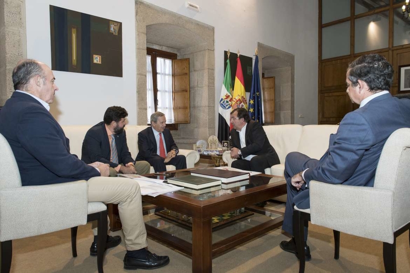 Vara se reúne con los presidentes de las Cámaras de Comercio de Cáceres y Badajoz