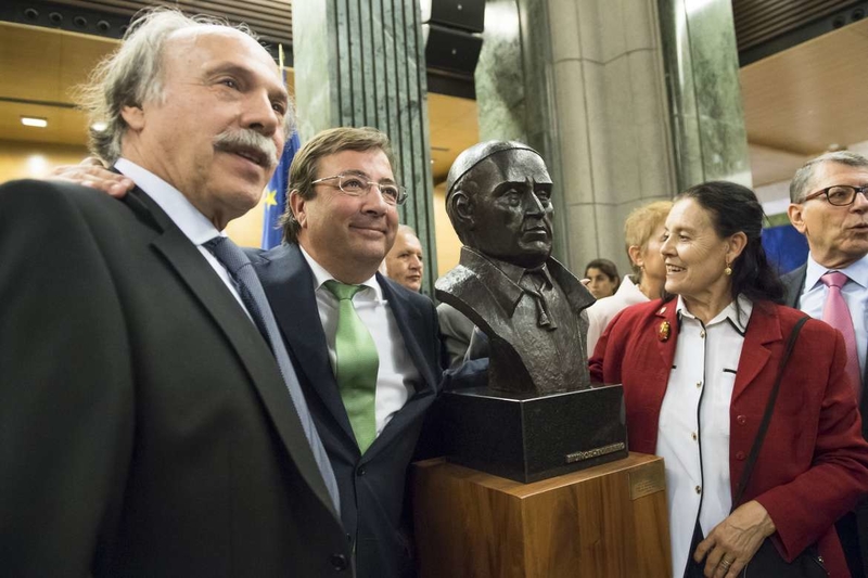 Fernández Vara participa en el acto de donación de un busto de Muñoz -Torrero al Congreso de los Diputados
