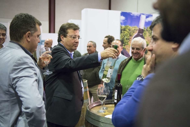 Vara ensalza la calidad de los vinos extremeños y reafirma el compromiso de la Junta con el regadío de Tierra de Barros