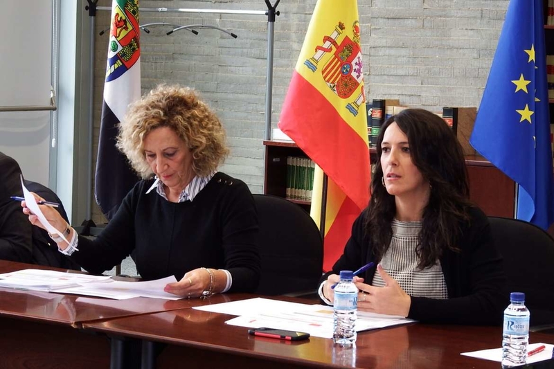 Junta de Extremadura y sindicatos acuerdan convocar 720 plazas para Maestros e Inspección en las oposiciones de 2019