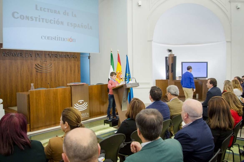 Vara participa en la lectura de la Constitución en la Asamblea de Extremadura