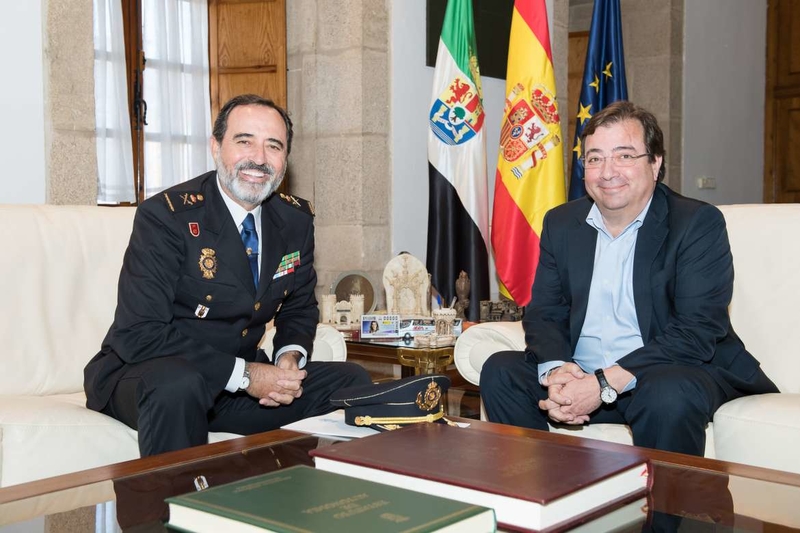 El presidente recibe al nuevo jefe superior de Policía en Extremadura, José Manuel Merino