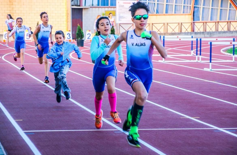 La consejera de Cultura e Igualdad inaugura la nueva pista de atletismo de Villafranca de los Barros