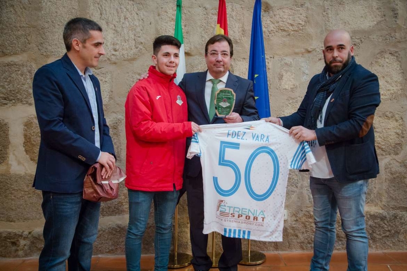 El presidente de la Junta recibe al Club Polideportivo Guareña que celebra el 50 aniversario de su creación