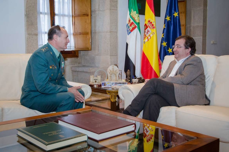 El presidente de la Junta se reúne con el general jefe de la Tercera Zona de la Guardia Civil en Extremadura