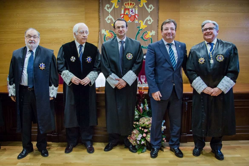 Fernández Vara asiste a la toma de posesión del presidente de la Audiencia Provincial de Badajoz