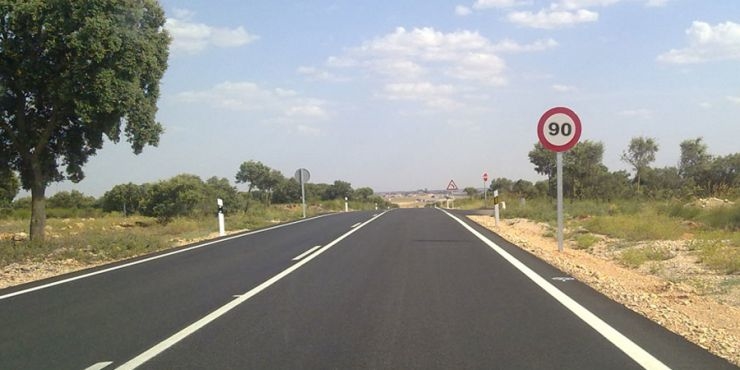 Extremadura adapta el límite de velocidad a 90 kilómetros por hora en carreteras secundarias