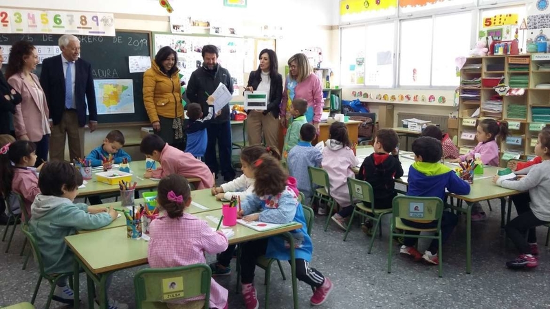 Esther Gutiérrez visita los centros de Oliva de la Frontera en los que la Junta de Extremadura invertirá casi 375.00 euros