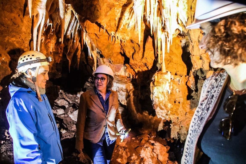 Las consejeras de Cultura y Economía visitan las cuevas halladas en la obras de la Ronda Sureste de Cáceres