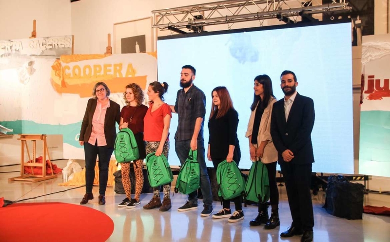 Leire Iglesias entrega las becas Berta Cáceres a Jóvenes Cooperantes de Extremadura