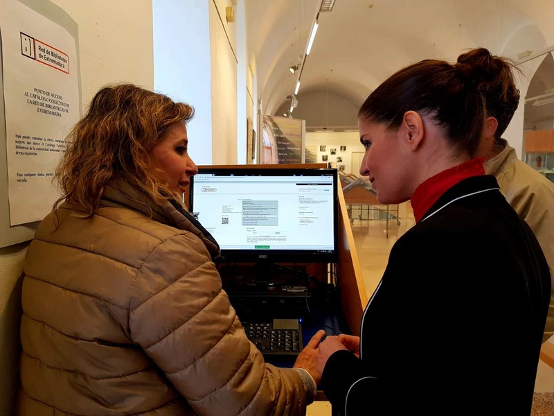 La portavoz de la Junta valora la apuesta de la Biblioteca de Extremadura por visibilizar el papel de la mujer en la historia