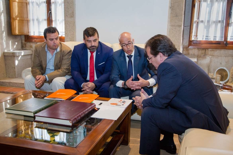 Fernández Vara se ha reunido con los responsables de Adamo, que desplegará fibra óptica en Extremadura