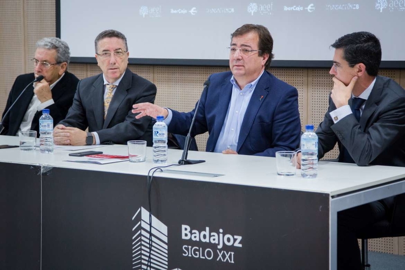 Fernández Vara subraya que Extremadura cuenta con el marco jurídico más favorable del país para el establecimiento de empresas