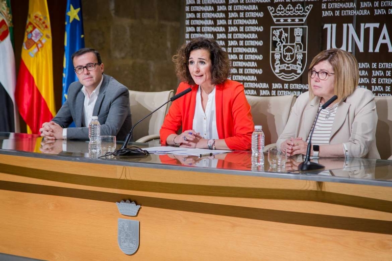 La Junta de Extremadura y las dos diputaciones provinciales han firmado esta mañana un nuevo convenio de mejora de la infraestructura eléctrica munici