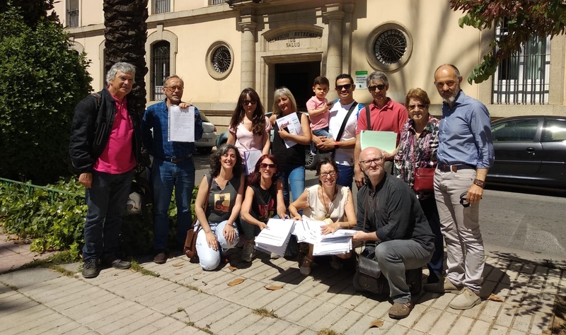Un grupo de personas presentan de forma colectiva su 'Testamento Vital' ante el registro de la Junta de Extremadura