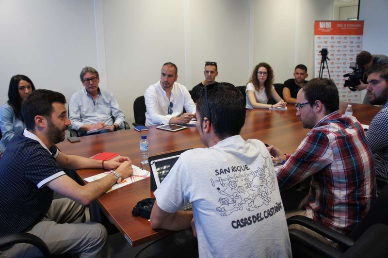 Reunión de trabajo en el IJEX para coordinar actividades de los campamentos de la Campaña de Verano