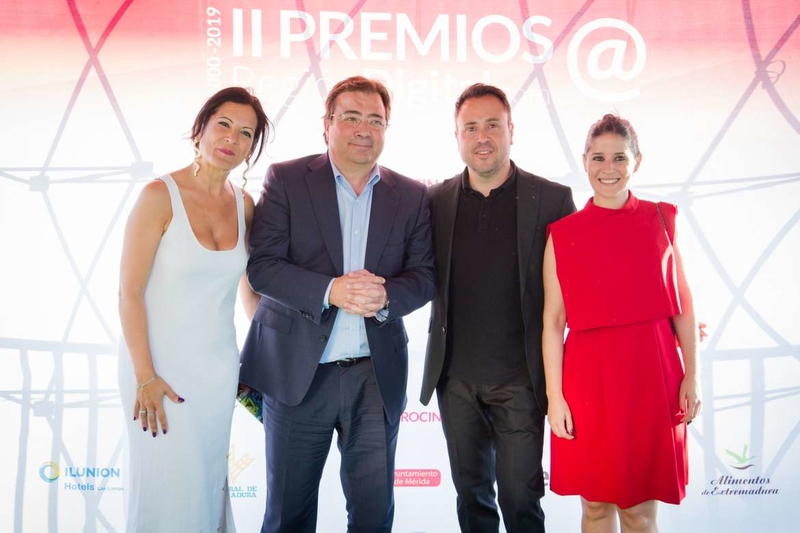Fernández Vara asiste a la entrega de los Premios Región Digital