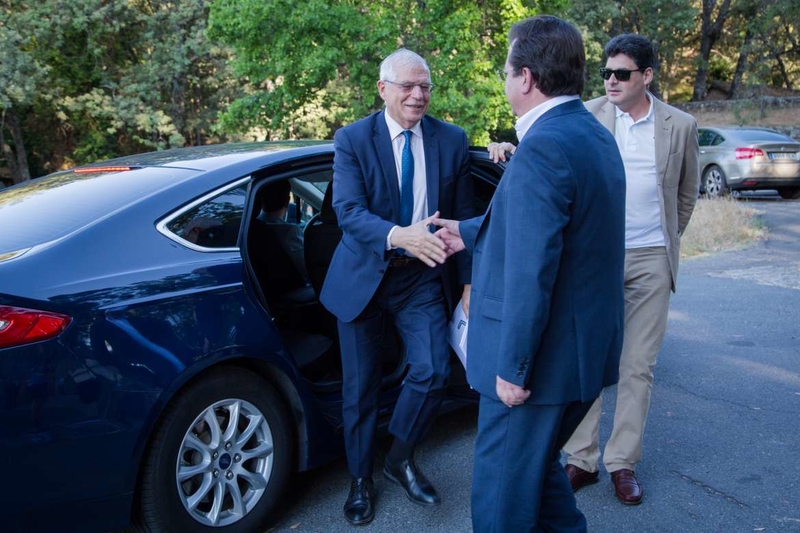 Fernández Vara asiste en Yuste a la ponencia ofrecida por el ministro de Asuntos Exteriores Josep Borrell