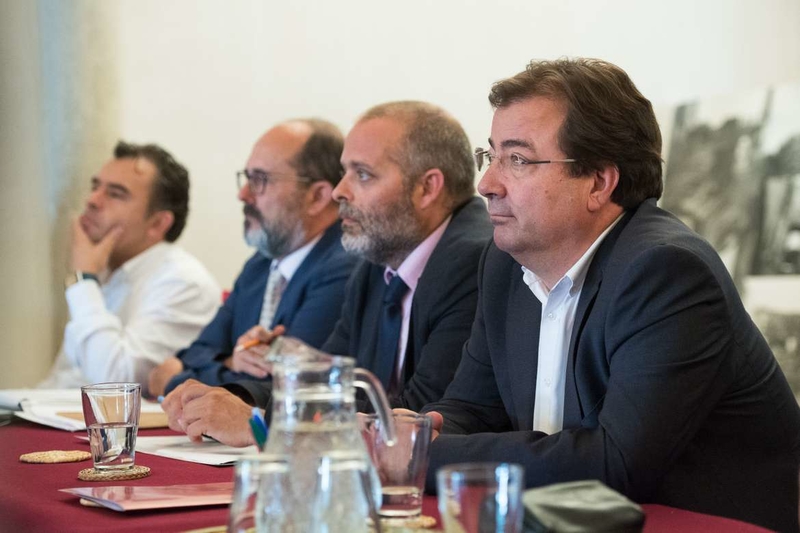 Fernández Vara apuesta por la formación y por dar facilidades a las empresas para abordar el futuro de la región