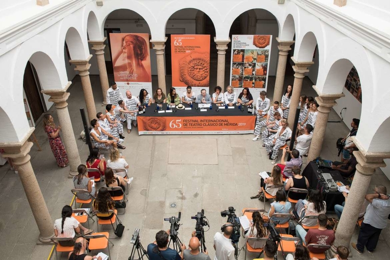 La consejera de Cultura, Turismo y Deportes, Nuria Flores Redondo, destaca el carácter multidisciplinar del Festival de Mérida