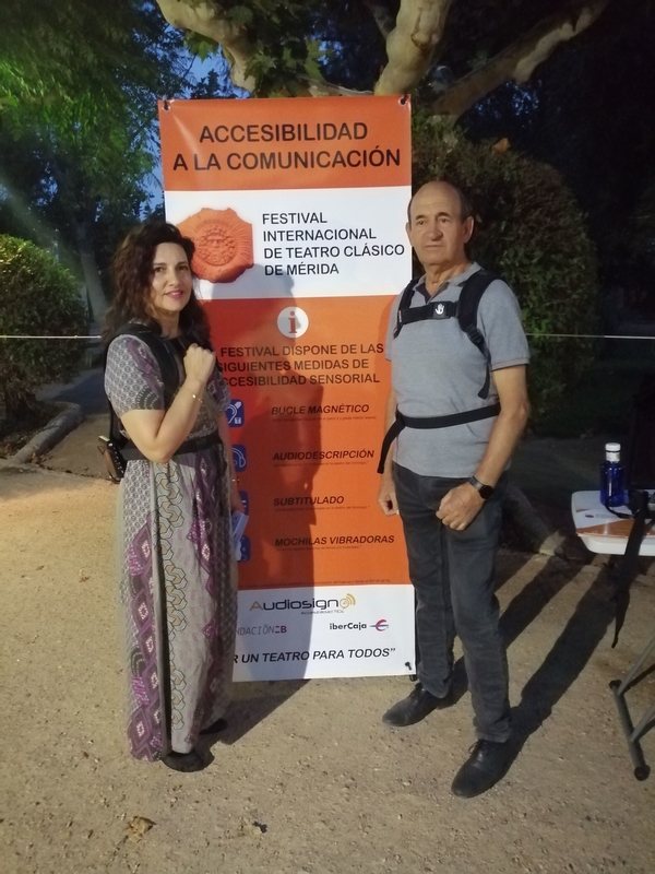 Tres discapacitados auditivos prueban las nuevas mochilas vibratorias del servicio de accesibilidad sensorial del Festival de Mérida