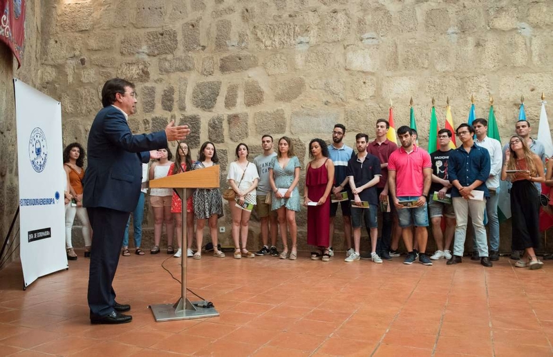El presidente de la Junta de Extremadura recibe a jóvenes becados que viajarán por la UE para convivir en el entorno europeo