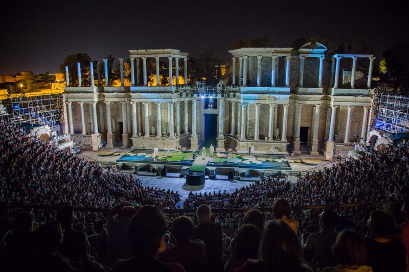 Vara asiste en el Teatro Romano de Mérida al estreno de 'Metamorfosis'