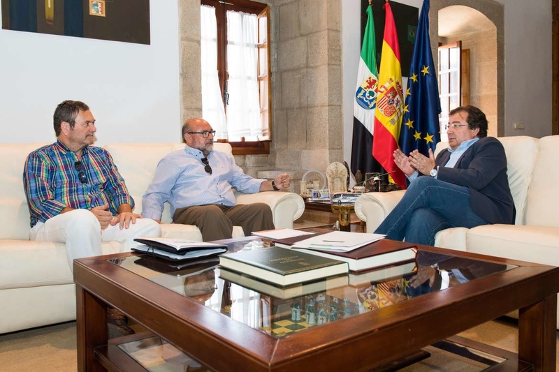 Guillermo Fernández Vara se reúne con el presidente de la Organización de Profesionales Autónomos de Extremadura