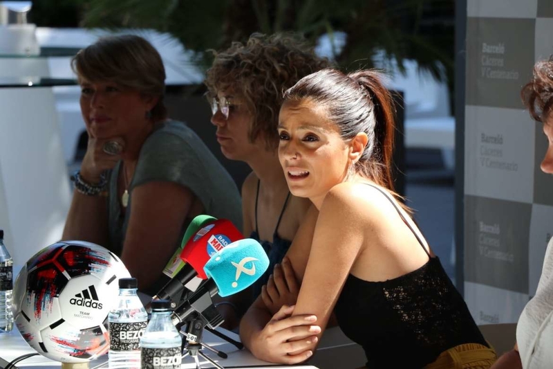 La consejera Nuria Flores reafirma su compromiso con el deporte femenino